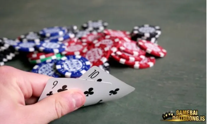 Quan sát những lá bài đối thủ đánh ra trong mỗi lượt chơi